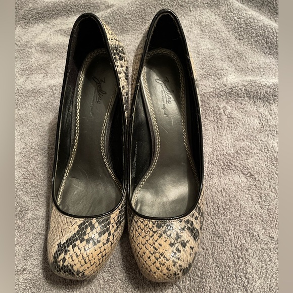 Snakeskin pumps - Picture 4 of 10